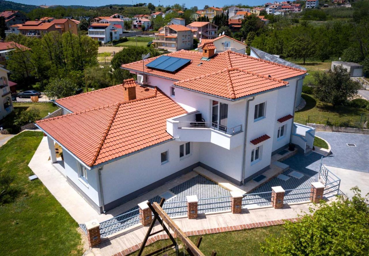 Apartmani Villa Zora لوبار المظهر الخارجي الصورة